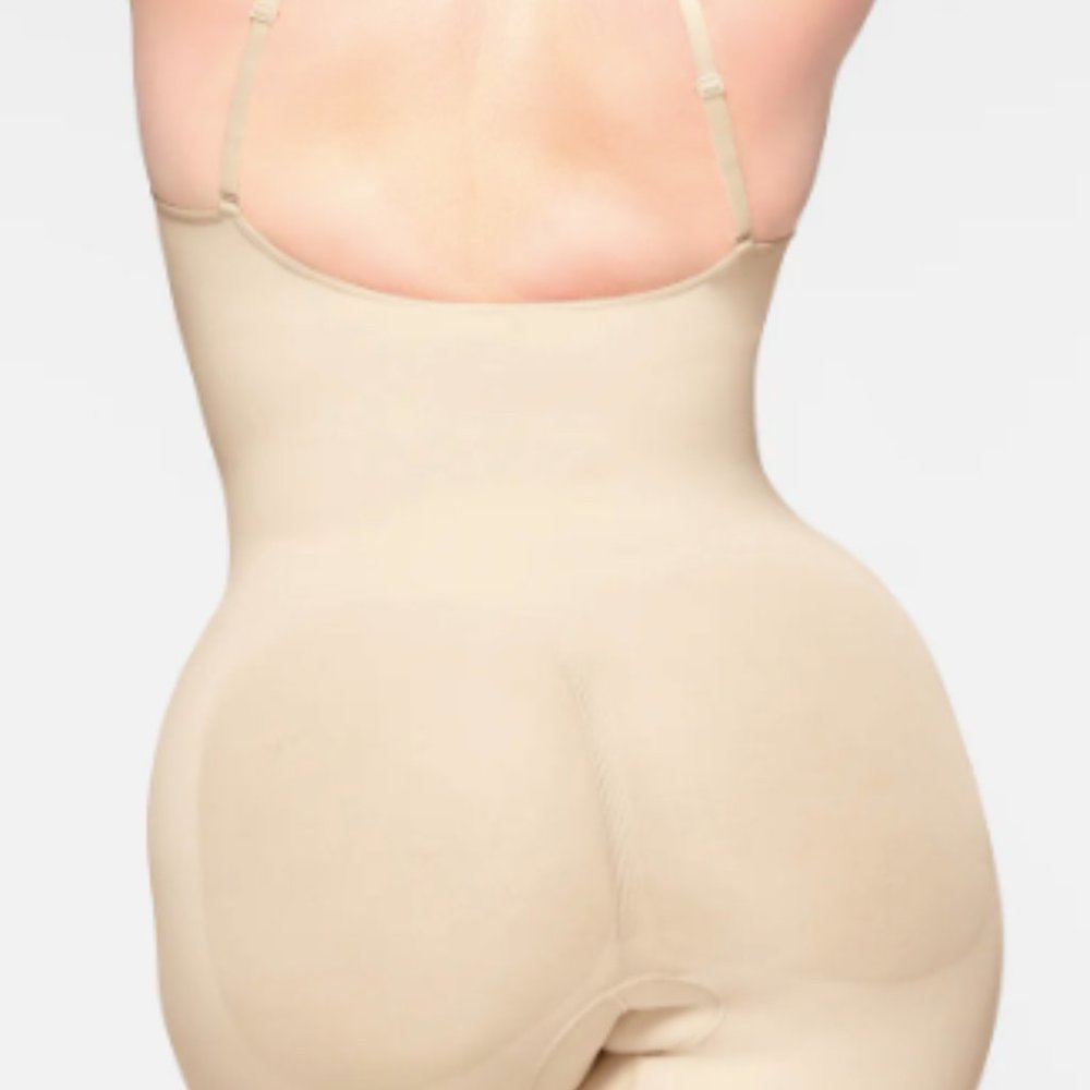 (1208/1211) SEAMLESS SCULTP MID THIGH BODYSUIT - SAND - Picture 3 of 3